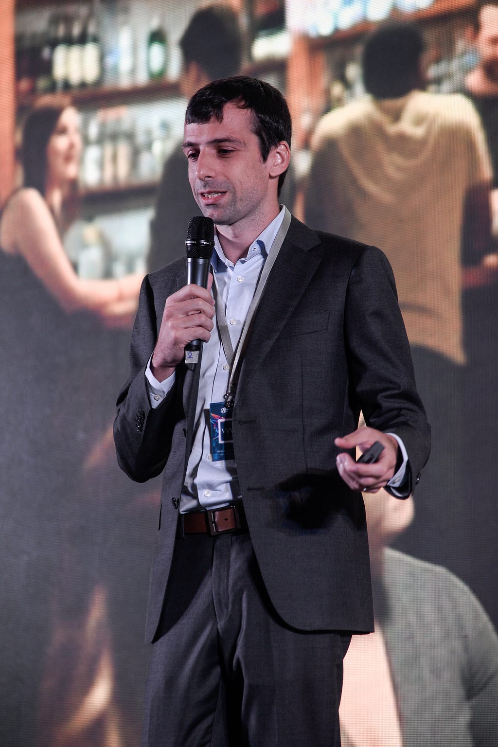 ID PASS talks about Digital Identity and Blockchain at ADES 2018 in Bangkok and meets the Minister...